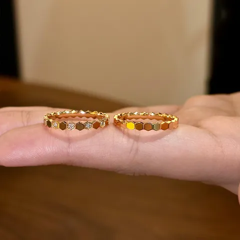 Bague Ouverte Minimaliste en Acier Titane Hexagone Nid d'Abeille pour Femme Plaqué Or 18K Anneau Géométrique Empilable en Strass Cadeau