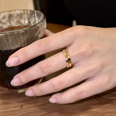 Bague Ouverte Minimaliste en Acier Titane Hexagone Nid d'Abeille pour Femme Plaqué Or 18K Anneau Géométrique Empilable en Strass Cadeau