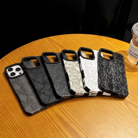 Coque de Téléphone Magnétique Motif Peau de Serpent pour iPhone Pro Max Luxe PC PU Bosselé Antichoc Housse Avec Support Dragonne