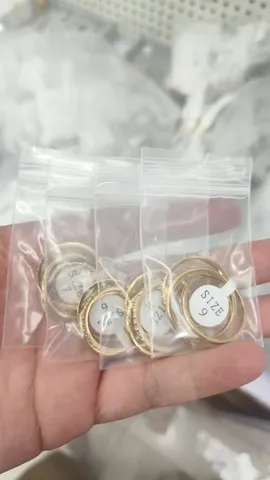 Bague Triple Entrelacée en Acier Titane Chic Pour Femmes Bague Bande Pavée de Strass Géométrique Électroplaquée Bijoux Quotidiens Exquis Rétro
