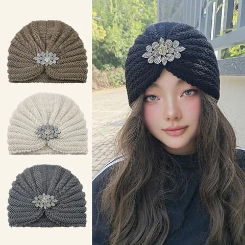 Bonnet Beanie en Tricot de Polyester Style Ins pour Femmes Élégant Chapeau Turban de Fleur en Strass Thermique Coupe-vent Automne Hiver pour Quotidien