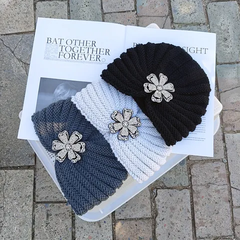 Bonnet Turban en Tricot pour Femmes Hiver Chaud Enveloppement de Tête Fleur en Strass Beanie en Polyester Accessoire de Mode