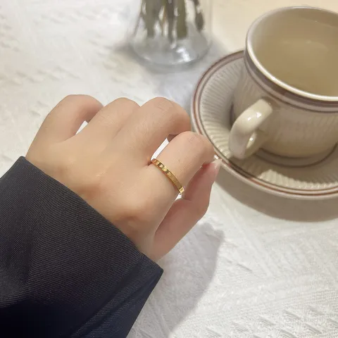 Bague Anneau Coeur en Acier Titane Minimaliste Pour Femmes Électroplaqué Géométrique Mode Bureau Bague Fine Cisclée Bijoux de Main Quotidiens