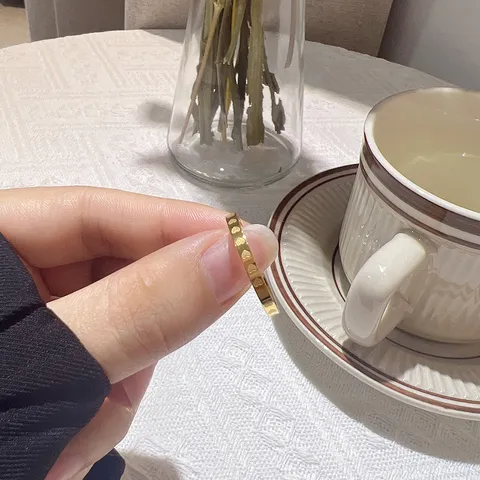Bague Anneau Coeur en Acier Titane Minimaliste Pour Femmes Électroplaqué Géométrique Mode Bureau Bague Fine Cisclée Bijoux de Main Quotidiens