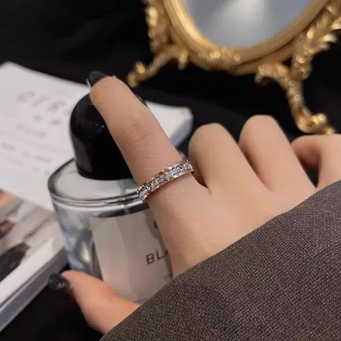 Bague en Acier Titane Pavé de Strass pour Femmes Luxe Sans Décoloration Géométrique Empilable Bague au Doigt Couple Bijoux Cadeau