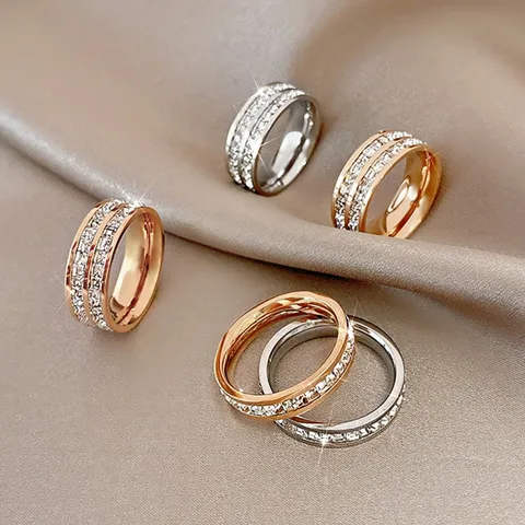 Bague en Acier Titane Pavé de Strass pour Femmes Luxe Sans Décoloration Géométrique Empilable Bague au Doigt Couple Bijoux Cadeau