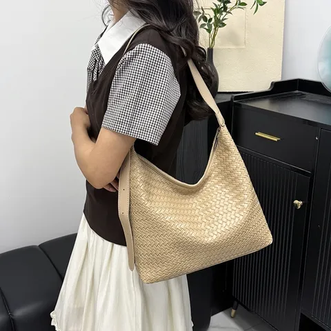 Casual Large Capacity Woven Shoulder Bag For Women 2026 Fashion Commuter Underarm Tote Bag Minimalist PU Leather Weave Handbag