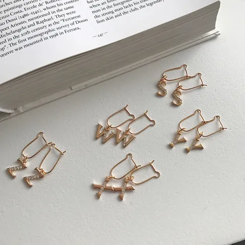 Mode Alphabet Tropfen Ohrring Für Frauen Glänzende Champagner Strass Silber Initiale Hängen Ohrring Nur Zarte Einzelne Piercing Ohrring