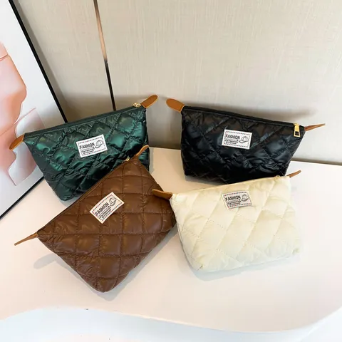 Bolso Clutch Acolchado de Nylon para Mujer Estilo Japonés Ins Bolsa de Maquillaje Puffy Gran Capacidad Cremallera Bolsa de Almacenamiento de Maquillaje