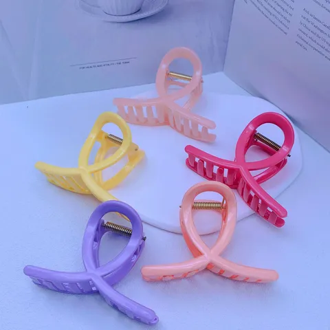 Pince à Cheveux en Résine de Taille Moyenne Style Doux Accessoires de Cheveux Creux Géométriques Coiffage Quotidien Pince Mâchoire pour Femmes