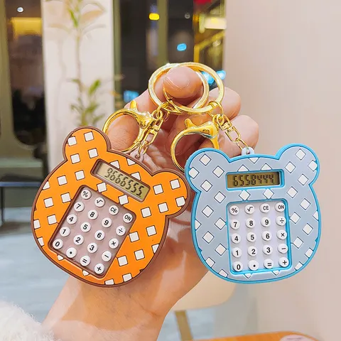 Lindo Llavero de Mini Calculadora de Bolsillo de Dibujos Animados Oso de Rejilla Creativo Calculadora Electrónica Colgante de Bolsa Regalo