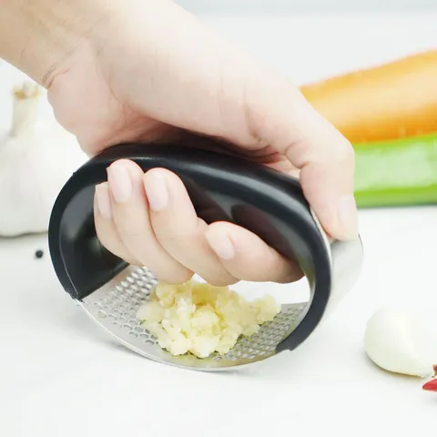 Stainless Steel Garlic Press Manual Garlic Mincer Ergonomic Curved Garlic Crusher Kitchen Tool With Cleaning Brush
