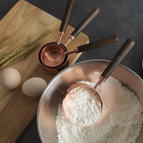 Ensemble de Tasses et Cuillères à Mesurer en Or Rose Plaqué Cuivre Outils de Mesure de Pâtisserie avec Manche en Bois Gadgets de Cuisine