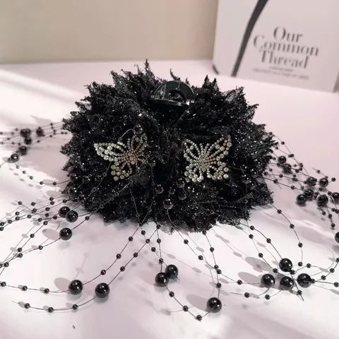 Pince à Cheveux Florale Élégante et Tendance avec Strass et Pompon Pince Requin Coiffe Élégante pour Femmes Accessoires Cheveux