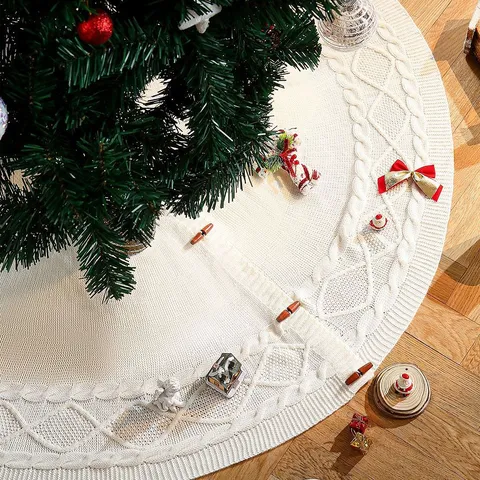 Gonna per Albero di Natale Bianca a Maglia Con Trama a Losanghe Bottoni ad Alamaro in Legno Acrilico Copertura Base Albero Festiva