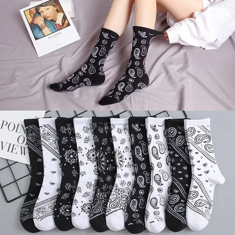 Unisex Streetwear Mid Tube Cotton Socks Black And White Paisley Floral Printed Fashion Casual Crew Socks For Men Women