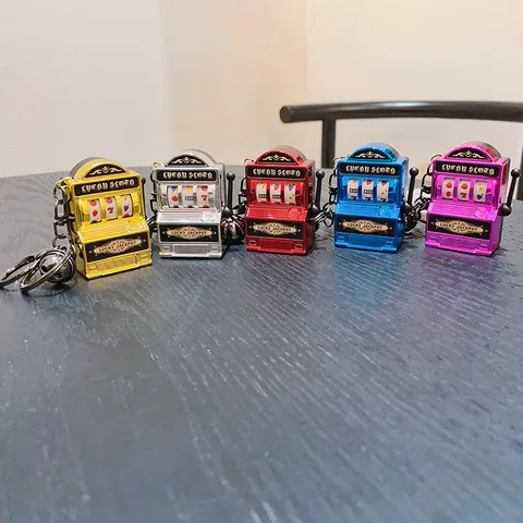 Porte-clés Créatif en Alliage de Zinc Mini Machine à Sous Amusant Jouet Jackpot de Fruits Pendentif de Sac Cadeau Anniversaire