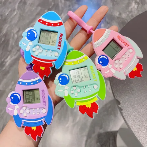 Niedliche Astronaut Rakete Handheld Spielkonsole Schlüsselanhänger Kunststoff Mini Elektronische Puzzle Gerät Schlüsselring Spielzeug Für Kinder Party Geschenk