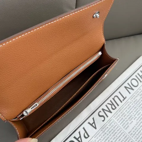 Minimalistische Umhängetasche aus Echtem Rindsleder Vintage Kleine Quadratische Crossbody Tasche Damen Klappe Metallschnalle Handtasche