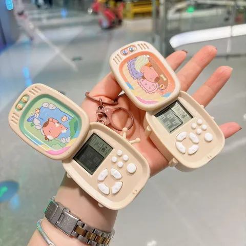 Simpatico Portachiavi a Forma di Console per Videogiochi TV Rétro Capibara Giocattolo Antistress Mini Ciondolo per Zaino per Bambini Unisex