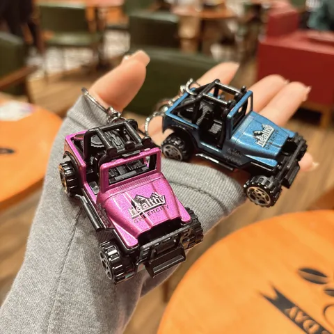 Portachiavi Creativo a Forma di Modello di Jeep Fuoristrada in Lega Ciondolo per Auto Giocattolo di Simulazione in Miniatura per Zaino