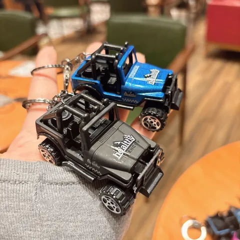 Portachiavi Creativo a Forma di Modello di Jeep Fuoristrada in Lega Ciondolo per Auto Giocattolo di Simulazione in Miniatura per Zaino