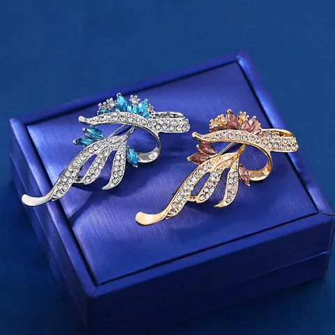 Niche Design Copper Zirconia Inlaid Floral Brooch High-End Suit Corsage Elegant Women Fashion Jewelry Gift
