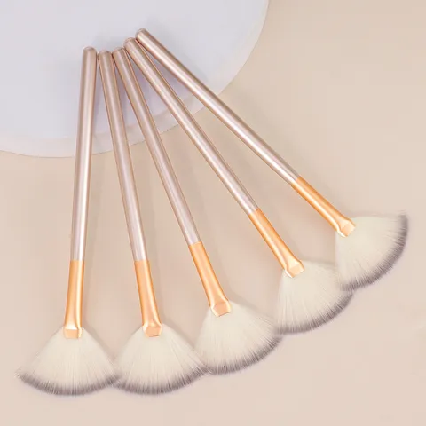 Professional Wooden Handle Synthetic Fiber Fan-Shaped Highlighter Brush Soft Makeup Brush Facial Beauty Tool