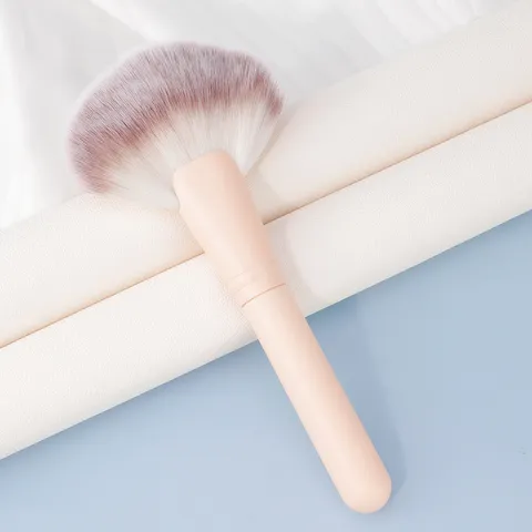 Large Fan Shape Makeup Brush With Soft Synthetic Bristles Wooden Handle Professional Face Powder Highlighter Beauty Tool