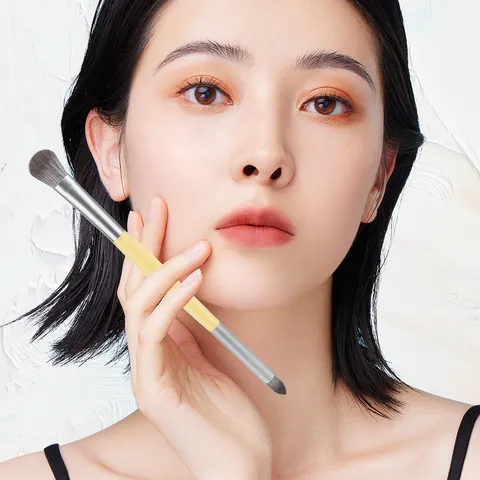 Pincelo Skias Mation Diplis Kefalis Chromata Karamelas Pincelo Makigiaz Highlighter Detail Ergalio Omorfias