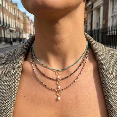 Collana Girocollo Vintage Artigianale in Perline di Pietra Semipreziosa da Donna Ciondolo con Perla d'Acqua Dolce e Anello Intrecciato Placcato Oro