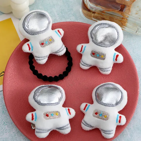 Simpatica Spilla da Balia con Spilla da Balia per Astronauta in Peluche con Cartoni Animati Elastici per Capelli Distintivo Spaceman Ricamato Morbido Accessori per Cappelli da Borsa