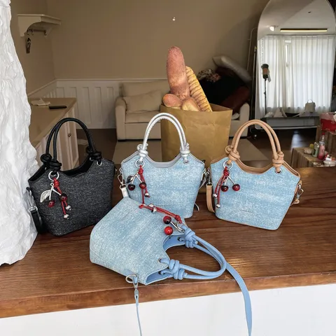Γυναικείο Fashion Bucket Bag Casual Commuter Handbag Chic Ύφασμα Shoulder Crossbody Bag Με Χαριτωμένο Μεταγιόν Κεράσι
