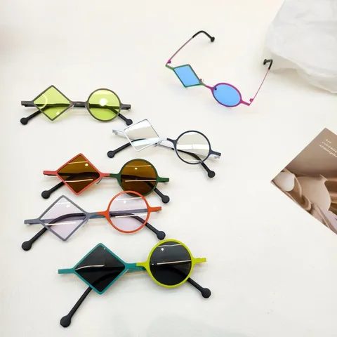 Gafas de Sol Asimétricas de Metal Vintage para Niños Color Caramelo Montatura Geométrica Gafas de Sol para Niños Niñas Al Aire Libre Espectáculo Fiesta Protección Sólido
