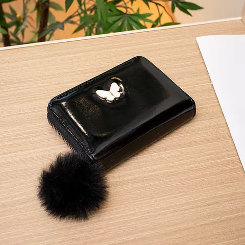 Monedero Corto de Cuero PU para Mujer Color Sólido Tarjetero con Cremallera Decoración de Mariposa Colgante de Bola de Pelo
