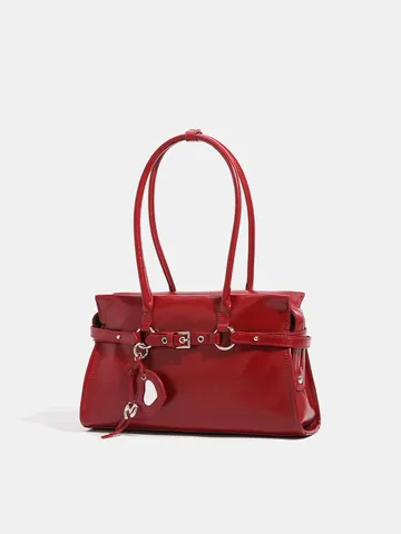 Bolso de Hombro de Cuero PU para Mujer Estilo Moto Tendencia Bolso de Commuter con Decoración de Cinturón y Colgante de Corazón