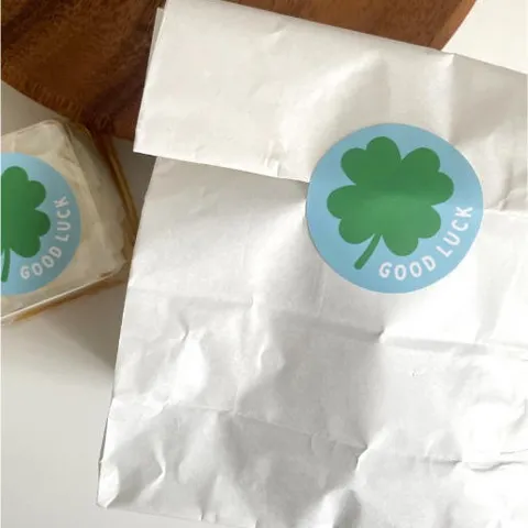 Ins Style Round Good Luck Four-Leaf Clover Self-Adhesive Sticker Durable Gift Packaging Sealing Sticker For Cup Lid Decoration