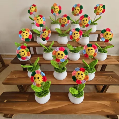 Plante en Pot de Tournesol en Laine Crochetée à la Main Visage Souriant Mignon Ornement de Décoration de Bureau