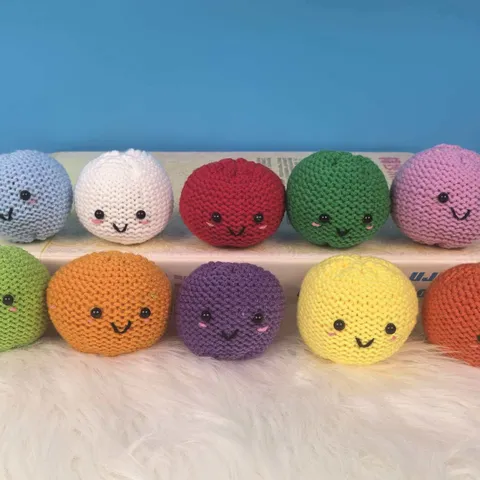 Handgemachte Häkeln Smiley Gesicht Bun Squishy Spielzeug Weiche Stressabbau Gestopfte Ball Süße Cartoon Desktop Dekoration Geschenk