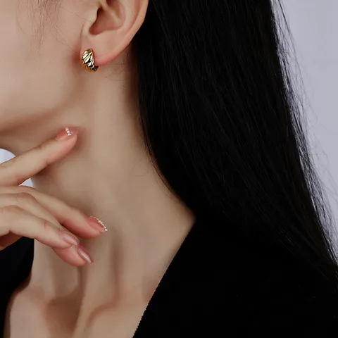Boucles d'Oreilles Créoles Torsadées en Cuivre Minimalistes Manchettes d'Oreille Croissant Géométriques pour Femmes Bijoux de Mode