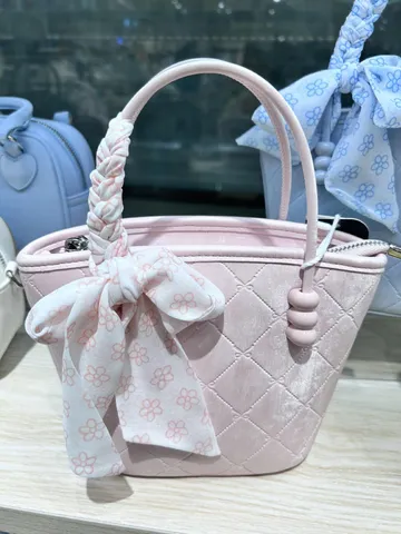 Borsa a Secchiello in Pelle PU da Donna Borsa a Mano Trapuntata Borsa a Tracolla da Commuter Con Foulard di Seta Ciondolo di Perline
