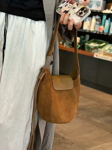 Borsa a Secchiello Retro in Camoscio da Donna Borsa a Tracolla Vintage con Patta Borsa a Spalla Casual Quotidiana