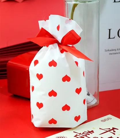 Romantisch Hart Bedruckt Kordelzug Verpackungsbeutel Plastic Snoep Cadeau Opbergzakje Met Lint Strik Voor Valentijnsdag Feest