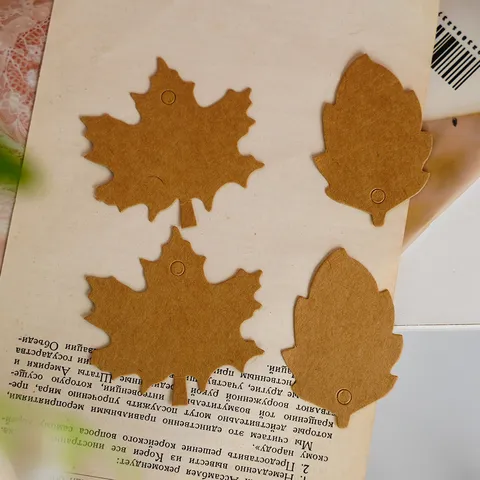 Etichette Appese Vuote a Forma di Foglia in Carta Kraft Vintage Biglietti Regalo Decorativi Creativi per Artigianato Fai da Te