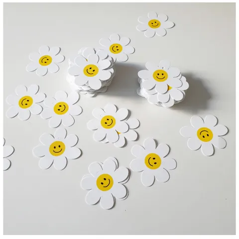 Schattige Papieren Cadeaulabels In Koreaanse Stijl Met Madeliefjes En Smiley-Gezicht Voor Decoratie Van Verjaardagsfeest