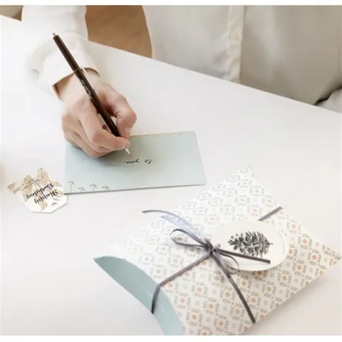 Scatola Regalo a Forma di Cuscino Stampa Floreale Coreana Fresca Cartoncino Bianco Laminato Sacchetto Caramelle Confezione Regalo