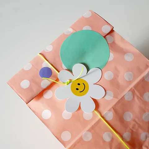 Schattige Papieren Cadeaulabels In Koreaanse Stijl Met Madeliefjes En Smiley-Gezicht Voor Decoratie Van Verjaardagsfeest