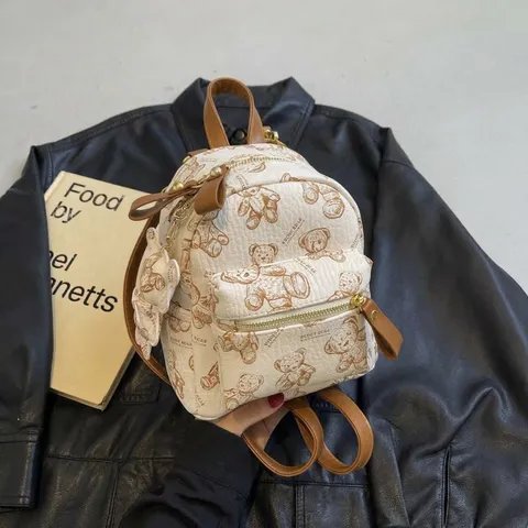Mini Mochila para Mujer de Cuero PU con Lindo Estampado de Oso de Dibujos Animados para Niñas Mochila Escolar de Viaje Versátil con Colgante de Oso