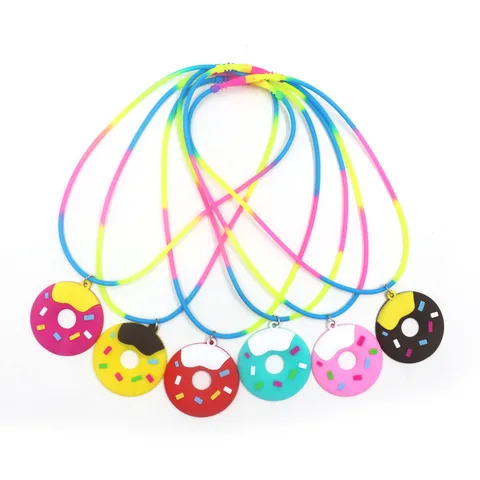 Süßer Cartoon Donut PVC Weichkleber Kinderschmuck Partygeschenke Set Bunter Dessert Anhänger Armband Schlüsselanhänger Ring Spielzeug Für Kinder