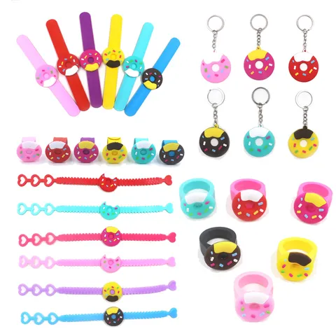 Süßer Cartoon Donut PVC Weichkleber Kinderschmuck Partygeschenke Set Bunter Dessert Anhänger Armband Schlüsselanhänger Ring Spielzeug Für Kinder